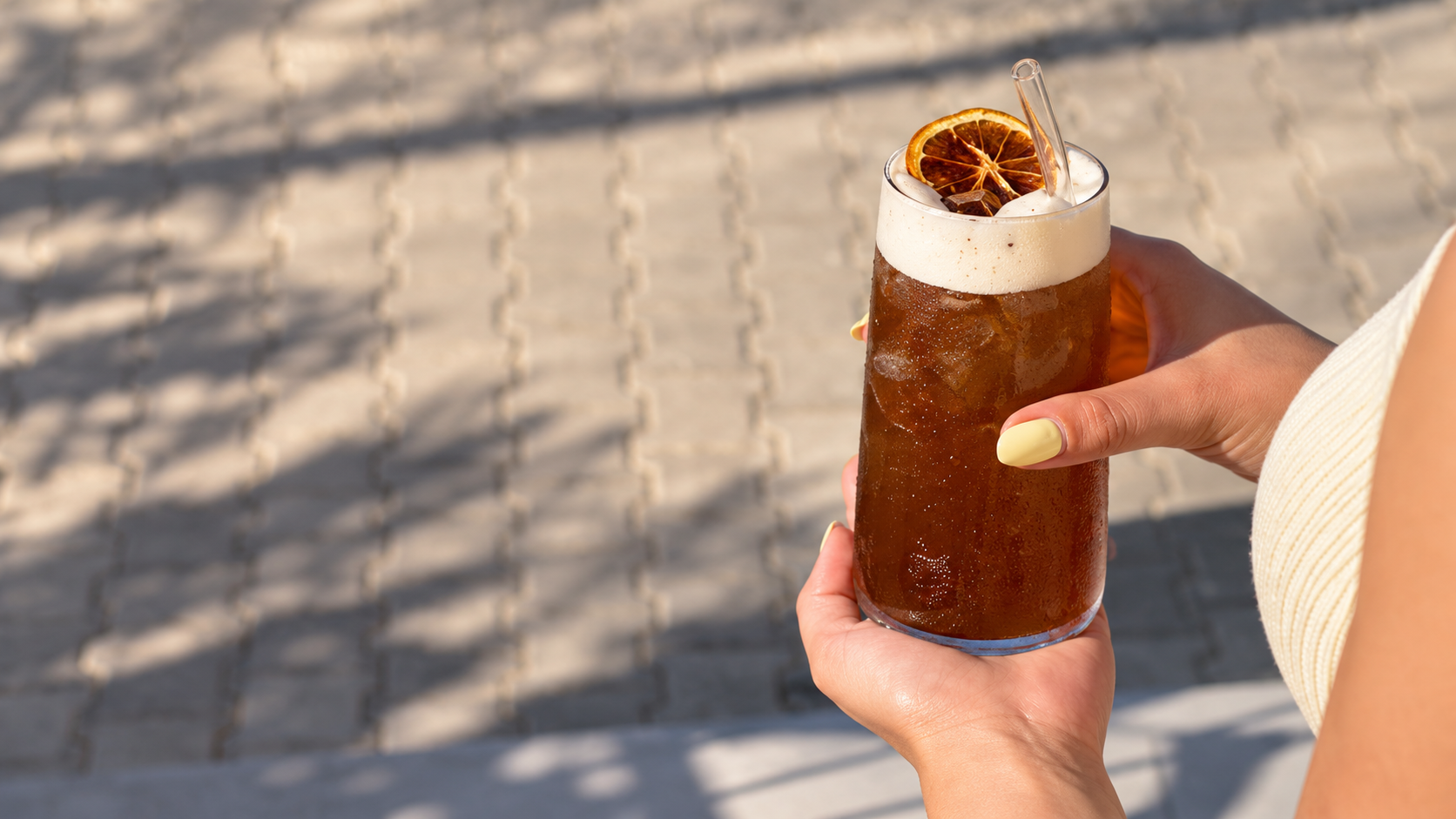 Un café glacé Terra dans la lumière du soleil